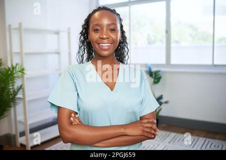 Portrait des lächelnden schwarzen Verbündeten Gesundheitsexperten - Krankenschwester, Gesundheitswesen Stockfoto