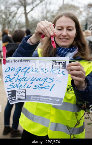 Dresden, Deutschland. 23. März 2023. Alexandra Pfeifer, Sprecherin des Sächsischen Lehrerverbandes, stellt bei einer Kundgebung für den öffentlichen Warnstreik im „Großen Garten“ Forderungen an die Leine. In mehreren Städten und Landkreisen in Sachsen legen Mitarbeiter des öffentlichen Sektors sowie in Transportunternehmen ihre Arbeit fest. Kredit: Sebastian Kahnert/dpa/Alamy Live News Stockfoto