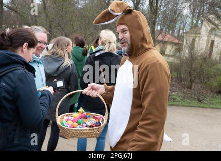 Dresden, Deutschland. 23. März 2023. Knut Oberdiek, Sprecher des Sächsischen Lehrerverbandes, verteilt Süßigkeiten an die Teilnehmer einer Kundgebung für den Warnstreik im öffentlichen Sektor im Großen Garten. In mehreren Städten und Landkreisen in Sachsen sind Mitarbeiter des öffentlichen Sektors und Transportunternehmen in Schach. Kredit: Sebastian Kahnert/dpa/Alamy Live News Stockfoto