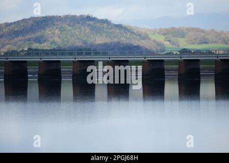 Das 50 km lange Eisenbahnviadukt überquert die Mündung des Flusses Kent von Arnside nach Grange-over-Sands vom Küstenpfad in der Nähe von Ash Meadow, Arnside, Cumbria. Stockfoto