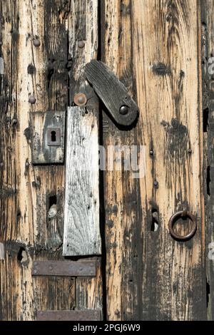 Holztür und Metallschloss Stockfoto