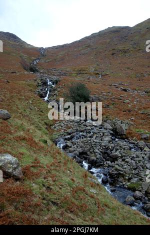 Stake Gill Beck Waterfalls vom Stake Pass im Mickleden Valley auf dem Cumbria Way nach Great Langdale, Lake District National Park, Großbritannien. Stockfoto