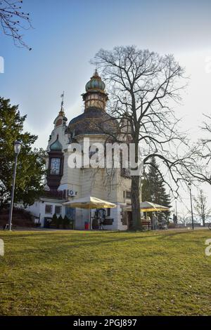 Frühling in Letna Park, Prag, Tschechische Republik. Frühling in Prag (Praha), wunderschönen Letna Park (Letenske Sady) im Sonnenlicht, sonnige Landschaft, Population Stockfoto