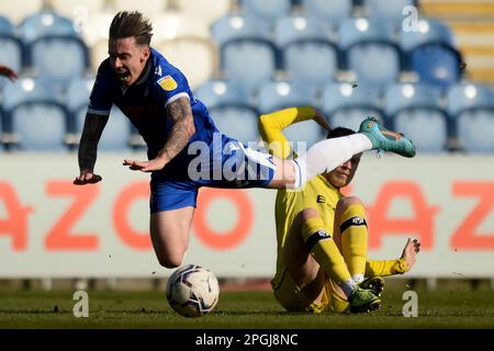 Cameron Coxe of Colchester United wird von Calum MacDonald of Tranmere Rovers - Colchester United / Tranmere Rovers, Sky Bet League Two, JobServe Community Stadium, Colchester, Großbritannien - 26. März 2022 redaktionelle Verwendung - DataCo-Einschränkungen gelten Stockfoto