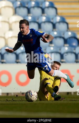 Cameron Coxe of Colchester United wird von Calum MacDonald of Tranmere Rovers - Colchester United / Tranmere Rovers, Sky Bet League Two, JobServe Community Stadium, Colchester, Großbritannien - 26. März 2022 redaktionelle Verwendung - DataCo-Einschränkungen gelten Stockfoto