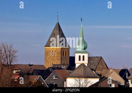 katholische Kirche St. Jakobus und evangelische Kirche Jakobus in Breckerfeld, Deutschland, Nordrhein-Westfalen, Beckerfeld Stockfoto