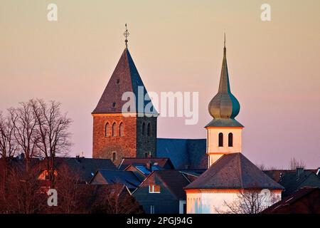 katholische Kirche St. Jakobus und evangelische Kirche Jakobus in Breckerfeld im Abendlicht, Deutschland, Nordrhein-Westfalen, Beckerfeld Stockfoto