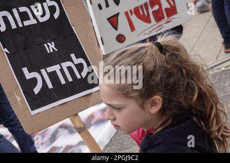 Jerusalem, Israel. 23. März 2023. Studenten marschieren vom Hebräischen Universitätscampus durch das Außenministerium, den Obersten Gerichtshof und die Innenstadt während eines landesweiten Tages der Lähmung. Der Ausschuss für Verfassung, Recht und Justiz des Parlaments tritt zusammen, um weitere Gesetzesvorschläge zur Überarbeitung des Justizsystems auszuarbeiten, die der Regierung Netanjahus den Weg ebnen, Entscheidungen des Obersten Gerichtshofs außer Kraft zu setzen. Kredit: Nir Alon/Alamy Live News Stockfoto