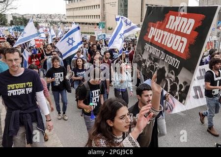 Jerusalem, Israel. 23. März 2023. Studenten marschieren vom Hebräischen Universitätscampus durch das Außenministerium, den Obersten Gerichtshof und die Innenstadt während eines landesweiten Tages der Lähmung. Der Ausschuss für Verfassung, Recht und Justiz des Parlaments tritt zusammen, um weitere Gesetzesvorschläge zur Überarbeitung des Justizsystems auszuarbeiten, die der Regierung Netanjahus den Weg ebnen, Entscheidungen des Obersten Gerichtshofs außer Kraft zu setzen. Kredit: Nir Alon/Alamy Live News Stockfoto