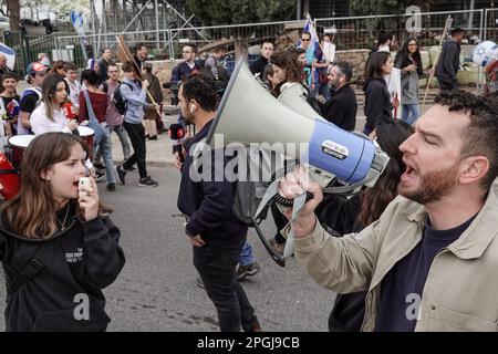 Jerusalem, Israel. 23. März 2023. Studenten marschieren vom Hebräischen Universitätscampus durch das Außenministerium, den Obersten Gerichtshof und die Innenstadt während eines landesweiten Tages der Lähmung. Der Ausschuss für Verfassung, Recht und Justiz des Parlaments tritt zusammen, um weitere Gesetzesvorschläge zur Überarbeitung des Justizsystems auszuarbeiten, die der Regierung Netanjahus den Weg ebnen, Entscheidungen des Obersten Gerichtshofs außer Kraft zu setzen. Kredit: Nir Alon/Alamy Live News Stockfoto