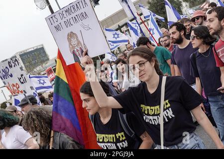 Jerusalem, Israel. 23. März 2023. Studenten marschieren vom Hebräischen Universitätscampus durch das Außenministerium, den Obersten Gerichtshof und die Innenstadt während eines landesweiten Tages der Lähmung. Der Ausschuss für Verfassung, Recht und Justiz des Parlaments tritt zusammen, um weitere Gesetzesvorschläge zur Überarbeitung des Justizsystems auszuarbeiten, die der Regierung Netanjahus den Weg ebnen, Entscheidungen des Obersten Gerichtshofs außer Kraft zu setzen. Kredit: Nir Alon/Alamy Live News Stockfoto