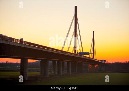 Brücke Beeckerwerth, Autobahnbrücke A42 über den Rhein im Abendlicht, Deutschland, Nordrhein-Westfalen, Ruhrgebiet, Duisburg Stockfoto