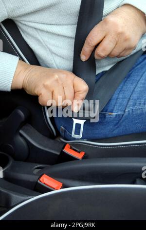 Frau, die den Sicherheitsgurt anlegt, Detail Stockfoto