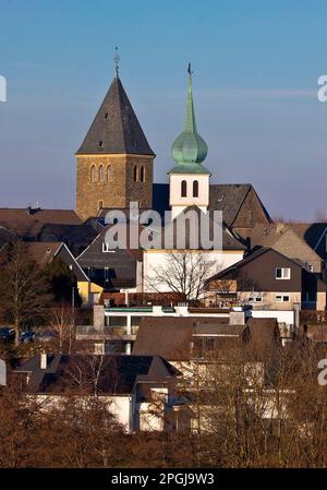 katholische Kirche St. Jakobus und evangelische Kirche Jakobus in Breckerfeld, Deutschland, Nordrhein-Westfalen, Beckerfeld Stockfoto