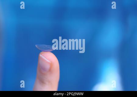 Weiche Kontaktlinse an der Fingerspitze Stockfoto