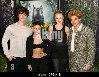 Los Angeles, Ca. 22. März 2023. Tyler Lawrence Gray, Bella Shepard, Chloe Rose Robertson und Armani Jackson bei Showtime's Yellowjackets Season Two World Premiere im TCL Chinese Theater in Los Angeles, Kalifornien am 22. März 2023 Kredit: Koi Sojer/Snap'n U Photos/Media Punch/Alamy Live News Stockfoto