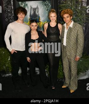 Los Angeles, Ca. 22. März 2023. Tyler Lawrence Gray, Bella Shepard, Chloe Rose Robertson und Armani Jackson bei Showtime's Yellowjackets Season Two World Premiere im TCL Chinese Theater in Los Angeles, Kalifornien am 22. März 2023 Kredit: Koi Sojer/Snap'n U Photos/Media Punch/Alamy Live News Stockfoto