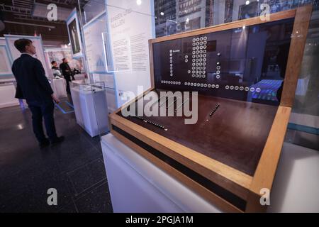 Bonn, Deutschland. 23. März 2023. Eine Nachbildung von Konrad Zuses erstem Computer steht in einem Schaukasten. Mit mehr als 400 Objekten, Fotos und interaktiven Medienstationen beleuchtet das Haus der Geschichte die Entwicklung der Digitalisierung. (Zu dpa 'Ein Handy mit Tastatur unter Glas - die Geschichte der Digitalisierung') Kredit: Oliver Berg/dpa/Alamy Live News Stockfoto