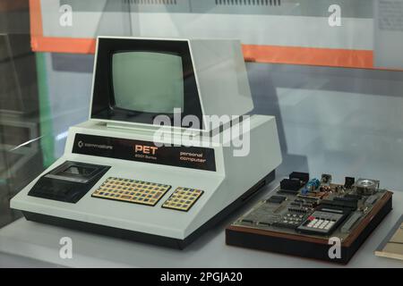 Bonn, Deutschland. 23. März 2023. Ein Commodore PET-Computer steht in einem Schaukasten. Mit mehr als 400 Objekten, Fotos und interaktiven Medienstationen beleuchtet das Haus der Geschichte die Entwicklung der Digitalisierung. (Zu dpa 'A Push-Button Handy under glass - the history of Digitization') Kredit: Oliver Berg/dpa/Alamy Live News Stockfoto