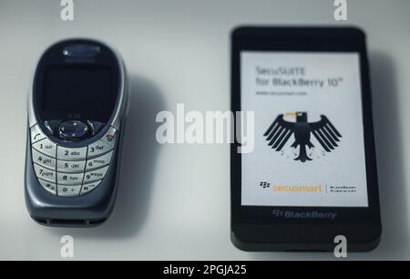 Bonn, Deutschland. 23. März 2023. Das Nokia-Handy der ehemaligen deutschen Bundeskanzlerin Merkel (l) liegt in einem Schaukasten neben einem abhörsicheren Blackberry. Mit mehr als 400 Objekten, Fotos und interaktiven Medienstationen beleuchtet das Haus der Geschichte die Entwicklung der Digitalisierung. (Zu dpa 'Ein Handy mit Tastatur unter Glas - die Geschichte der Digitalisierung') Kredit: Oliver Berg/dpa/Alamy Live News Stockfoto