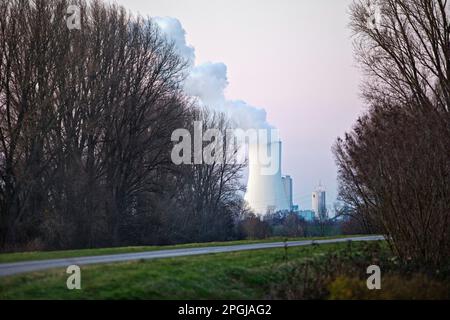 Rheinwiesen in Beeckerwerth mit Kohlekraftwerk Voerde, Deutschland, Nordrhein-Westfalen, Ruhrgebiet, Duisburg Stockfoto