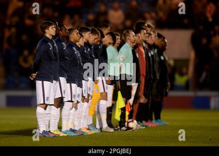 Spieler stellen sich vor dem Spiel auf – England U20 gegen Deutschland U20, International Friendly, JobServe Community Stadium, Colchester, Großbritannien – 29. März 2022 Stockfoto