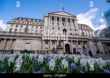 London, UK, 23. März 2023. Eine Ansicht der Bank of England rom von 4 % bis 4,25 % zum 11. Mal in Folge als Reaktion auf einen unerwarteten Anstieg der Inflation auf 10,4 % im letzten Monat, der durch einen Anstieg der Lebensmittelpreise aufgrund von Salat- und Gemüsemangel im UK Credit: amer Ghazzal/Alamy Live News Stockfoto