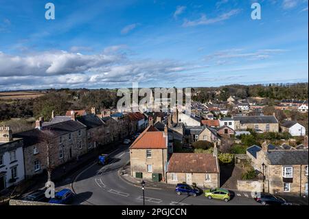 Das Warkworth Village wurde von den Mauern des Warkworth Castle in Northumberland übernommen Stockfoto