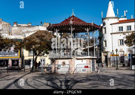 Der Bühnenstand auf dem Faro Stadtplatz Portugal Stockfoto