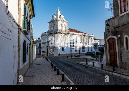 Der Belmarco-Palast ist eines der interessantesten Beispiele der revivalistischen Architektur an der Algarve. Stockfoto