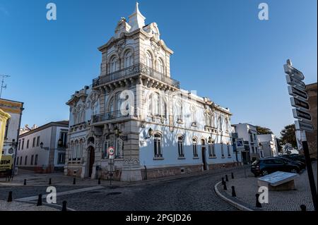 Der Belmarco-Palast ist eines der interessantesten Beispiele der revivalistischen Architektur an der Algarve. Stockfoto