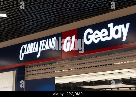 Mogilev, Belarus - Februar 21 2023: Nahaufnahme Gloria Jeans Logo im Geschäft im Einkaufszentrum Stockfoto