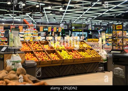 Mogilev, Belarus - Februar 9 2021: Lebensmittelgeschäft. Frisches Obst und Bio-Gemüse werden im Supermarkt verkauft. Stockfoto