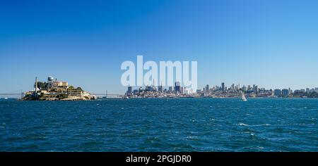 Skyline von San Francisco mit der Insel Alcatraz, die an einem sonnigen Tag mit blauem Himmel aus dem Wasser genommen wird Stockfoto