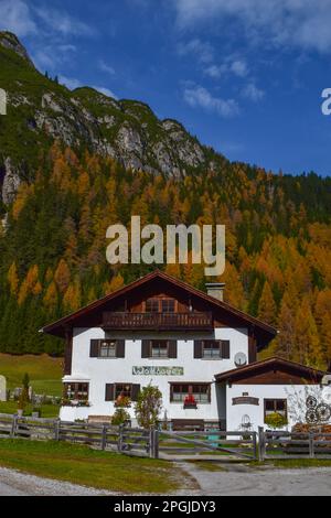 Ein altes authentisches traditionelles Haus in den österreichischen Alpen. Tiroler Alpen bei Stubai. Stockfoto