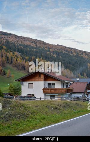 Ein altes authentisches traditionelles Haus in den österreichischen Alpen. Tiroler Alpen bei Stubai. Stockfoto