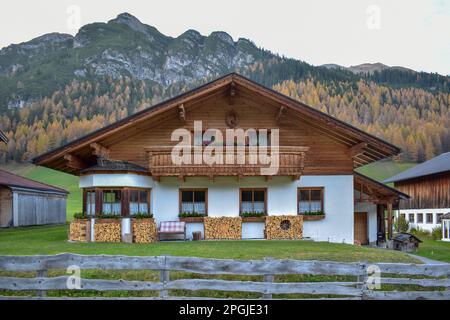 Ein altes authentisches traditionelles Haus in den österreichischen Alpen. Tiroler Alpen bei Stubai. Stockfoto