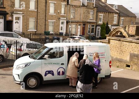 REDAKTIONELLE VERWENDUNG NUR ein Elektrowagen sammelt alte und unerwünschte Technologie aus Haushalten in Bradford im Rahmen von „Currys Collect“, einem neuen Haus-zu-Haus-Recycling-Service für Pilotprojekte, um das Bewusstsein für Elektroschrott zu schärfen. Foto: Donnerstag, 23. März. Stockfoto