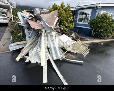 Carpinteria, Kalifornien, USA. 22. März 2023. Ein verrückter Tornado schwirrte durch den Sandpiper Mobile Home Park in Carpinteria. Tornados sind an der Pazifikküste sehr ungewöhnlich und geschahen während des atmosphärischen Flussturms, der bereits Bewohner des Santa Barbara County in höchster Alarmbereitschaft hatte. Der Wirbelwind riss Dächer ab, zerstörte Autohäfen und verletzte mindestens eine Person. Kredit: ZUMA Press, Inc./Alamy Live News Stockfoto