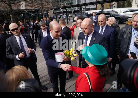 Der Prinz von Wales spricht mit Einheimischen, während er die Hala Koszyki Food Hall besucht, um junge ukrainische Flüchtlinge zu treffen, die jetzt in Polen leben und studieren, und Mitglieder der polnischen Gemeinde, die sie während seiner Reise nach Warschau, Polen, aufnehmen. Foto: Donnerstag, 23. März 2023. Stockfoto