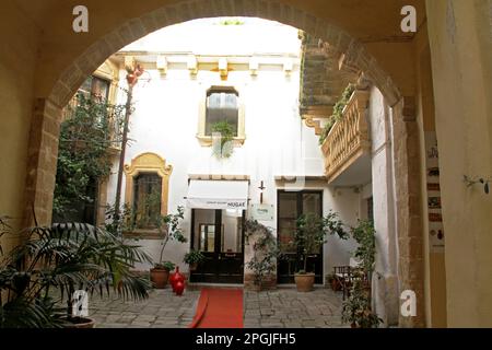 Schöner Innenhof im historischen Zentrum von Gallipoli, Italien Stockfoto