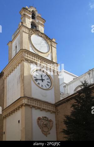 Gallipoli, Italien. Der Glockenturm der Basilika St. Agatha, erbaut in den frühen 1700 Jahren, auch mit Uhr und Sonnenuhr. Stockfoto