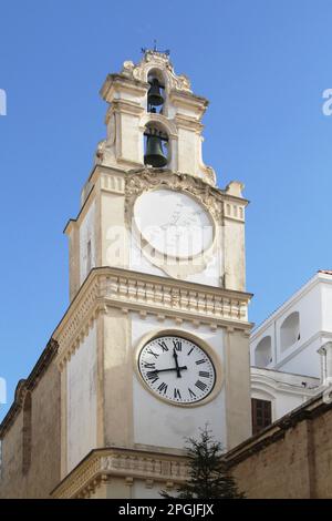 Gallipoli, Italien. Der Glockenturm der Basilika St. Agatha, erbaut in den frühen 1700 Jahren, auch mit Uhr und Sonnenuhr. Stockfoto