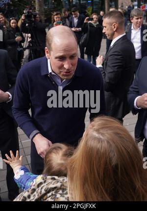 Der Prinz von Wales spricht mit Einheimischen, während er die Hala Koszyki Food Hall besucht, um junge ukrainische Flüchtlinge zu treffen, die jetzt in Polen leben und studieren, und Mitglieder der polnischen Gemeinde, die sie während seiner Reise nach Warschau, Polen, aufnehmen. Foto: Donnerstag, 23. März 2023. Stockfoto