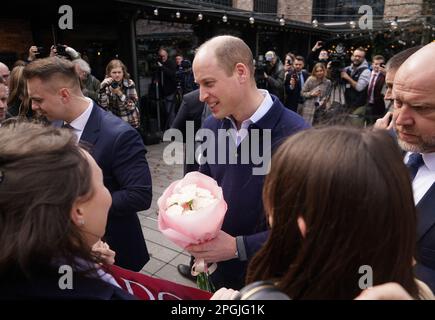 Der Prinz von Wales spricht mit Einheimischen, während er die Hala Koszyki Food Hall besucht, um junge ukrainische Flüchtlinge zu treffen, die jetzt in Polen leben und studieren, und Mitglieder der polnischen Gemeinde, die sie während seiner Reise nach Warschau, Polen, aufnehmen. Foto: Donnerstag, 23. März 2023. Stockfoto