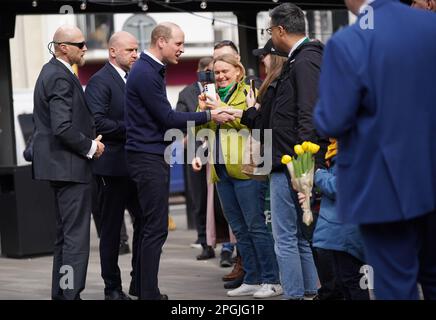 Der Prinz von Wales spricht mit Einheimischen, während er die Hala Koszyki Food Hall besucht, um junge ukrainische Flüchtlinge zu treffen, die jetzt in Polen leben und studieren, und Mitglieder der polnischen Gemeinde, die sie während seiner Reise nach Warschau, Polen, aufnehmen. Foto: Donnerstag, 23. März 2023. Stockfoto