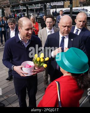 Der Prinz von Wales spricht mit Einheimischen, während er die Hala Koszyki Food Hall besucht, um junge ukrainische Flüchtlinge zu treffen, die jetzt in Polen leben und studieren, und Mitglieder der polnischen Gemeinde, die sie während seiner Reise nach Warschau, Polen, aufnehmen. Foto: Donnerstag, 23. März 2023. Stockfoto