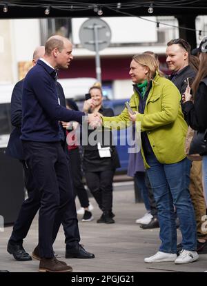 Der Prinz von Wales spricht mit Einheimischen, während er die Hala Koszyki Food Hall besucht, um junge ukrainische Flüchtlinge zu treffen, die jetzt in Polen leben und studieren, und Mitglieder der polnischen Gemeinde, die sie während seiner Reise nach Warschau, Polen, aufnehmen. Foto: Donnerstag, 23. März 2023. Stockfoto