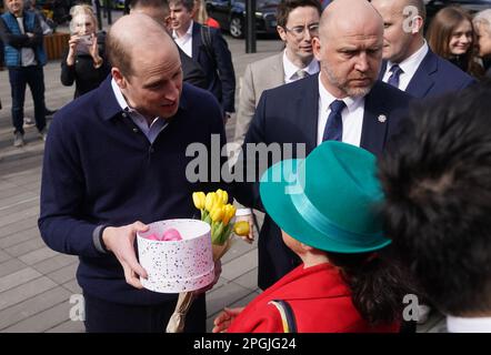 Der Prinz von Wales spricht mit Einheimischen, während er die Hala Koszyki Food Hall besucht, um junge ukrainische Flüchtlinge zu treffen, die jetzt in Polen leben und studieren, und Mitglieder der polnischen Gemeinde, die sie während seiner Reise nach Warschau, Polen, aufnehmen. Foto: Donnerstag, 23. März 2023. Stockfoto