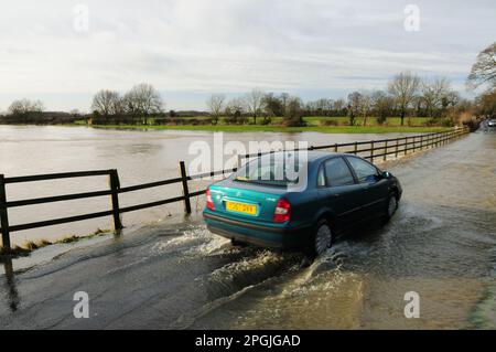 Überflutete Straße und Felder am Fluss Avon in Lacock, Wiltshire im Januar 2008. Stockfoto